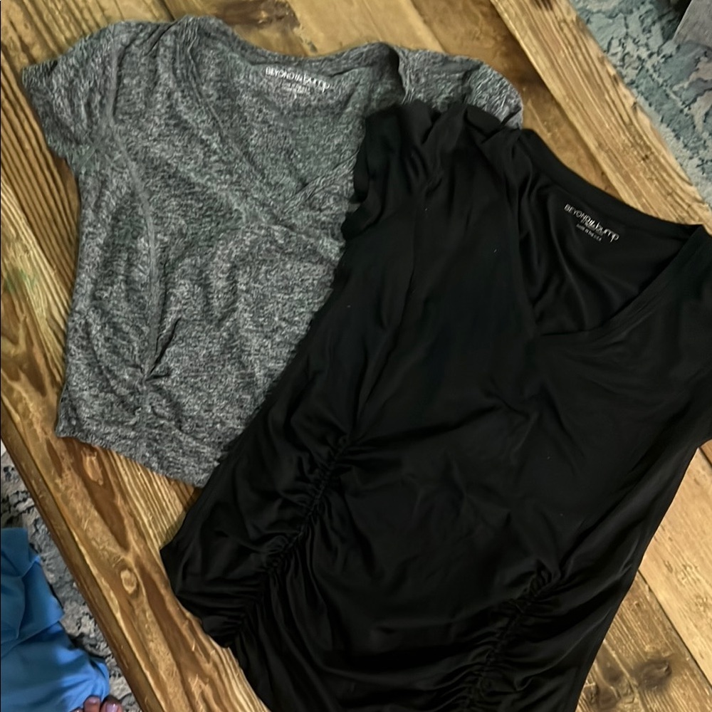 Beyond the Bump Ruched Gray and Black Maternity Short Sleeve Tees - Sz S